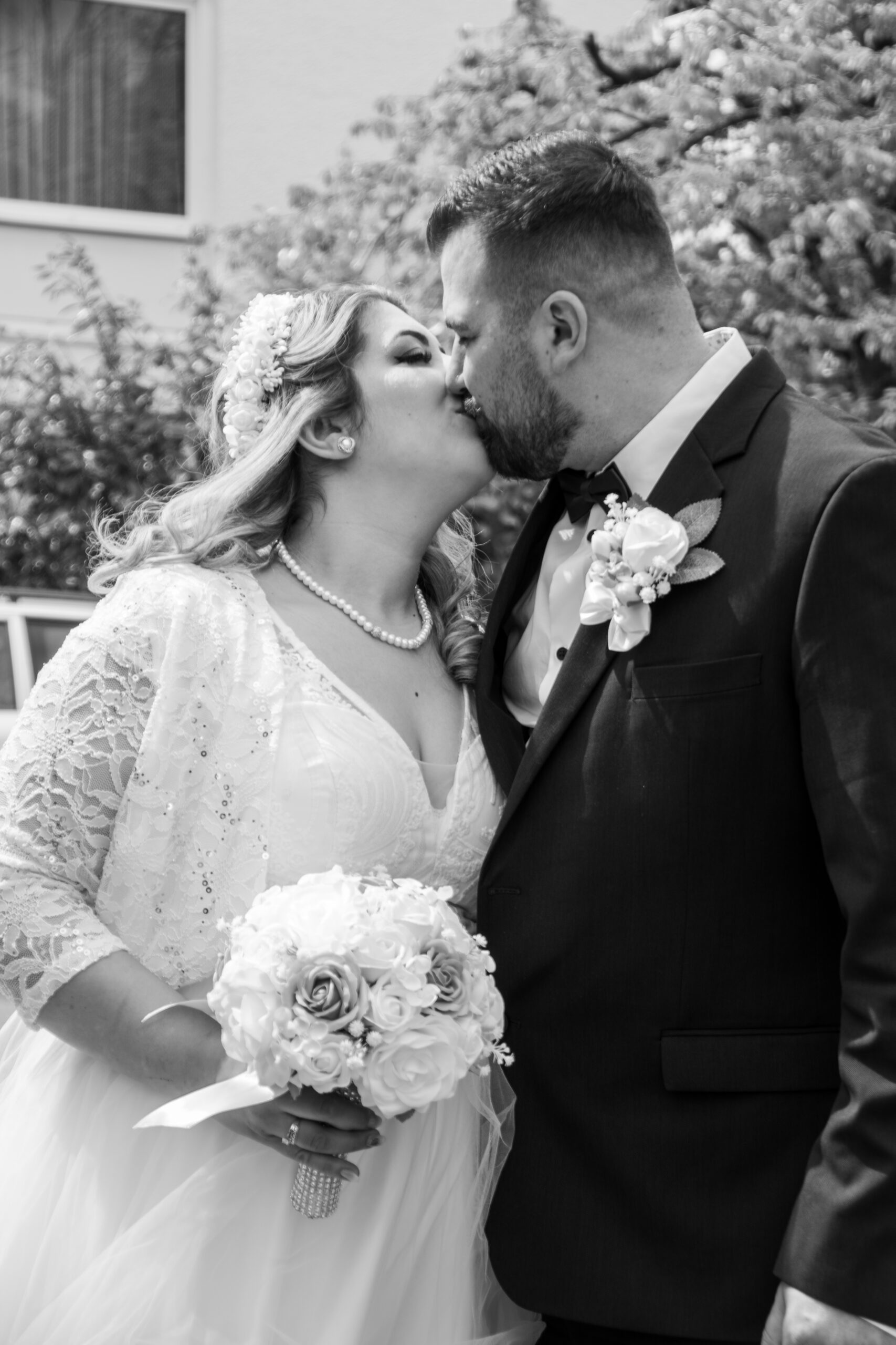 Sarut mire si mireasa