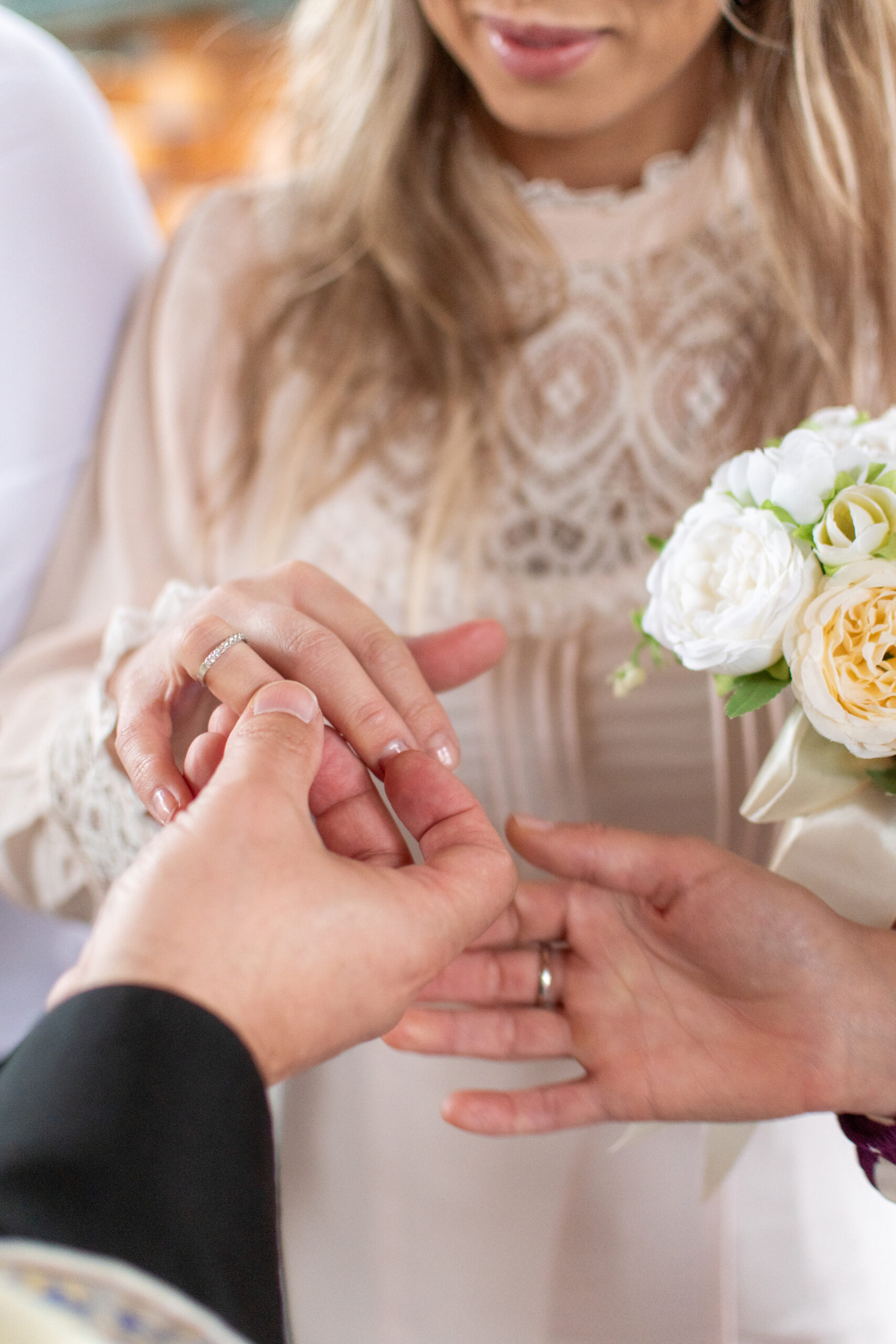 mireasa in timpul cununiei