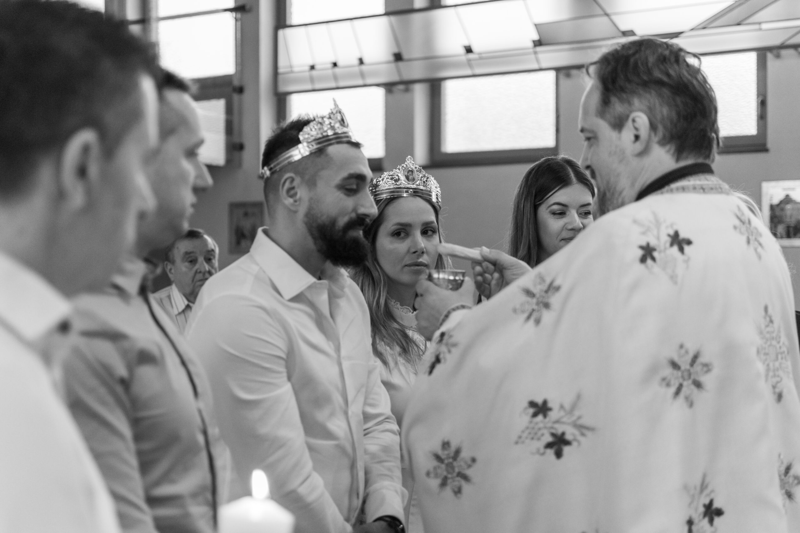 mireasa in timpul cununiei